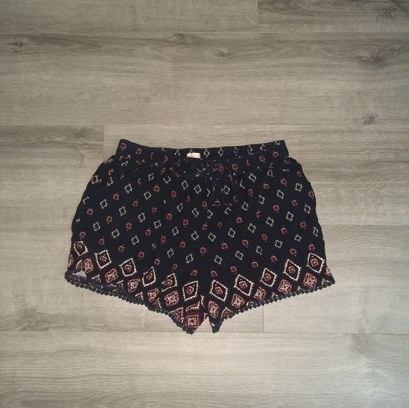 Hollister Geometric Patterned Tassled Shorts - Picture 2 of 7